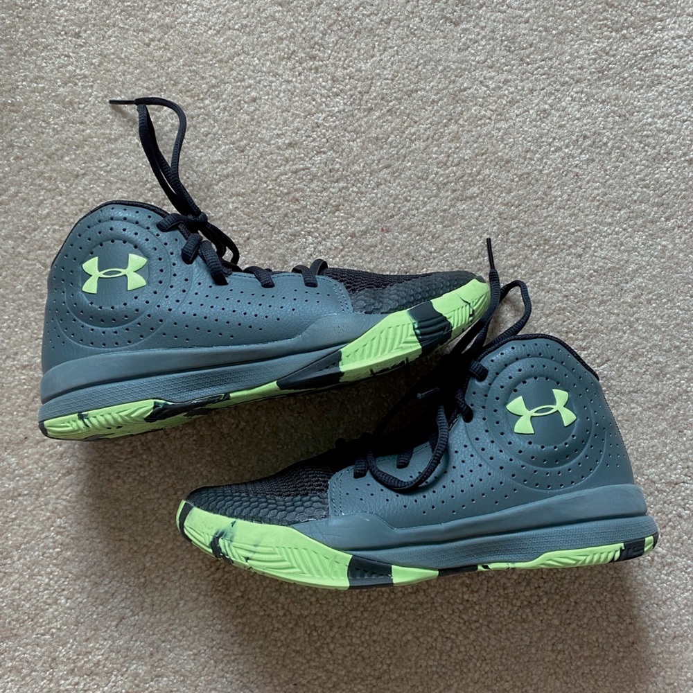NWOT Boys under armour basketball shoes size 4